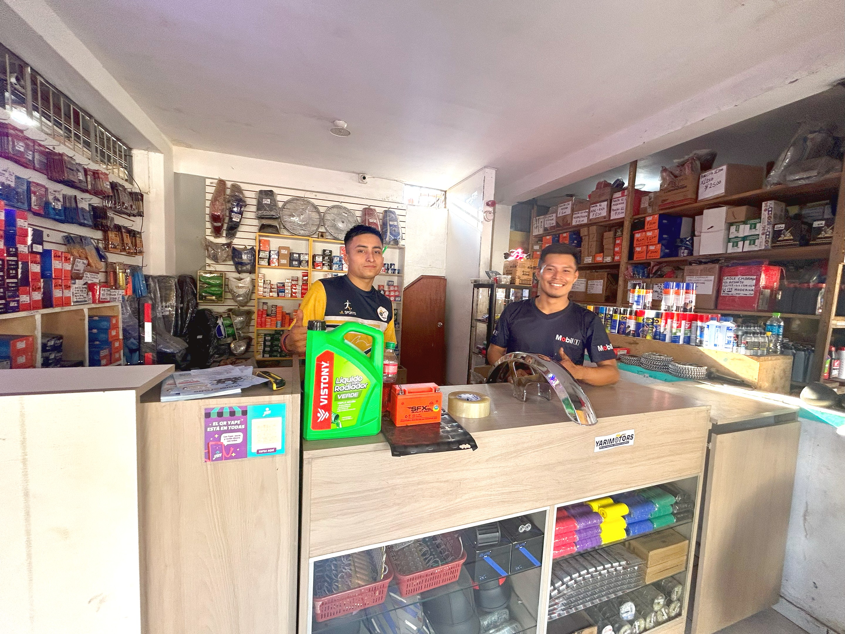 Mostrador y vitrina de repuestos