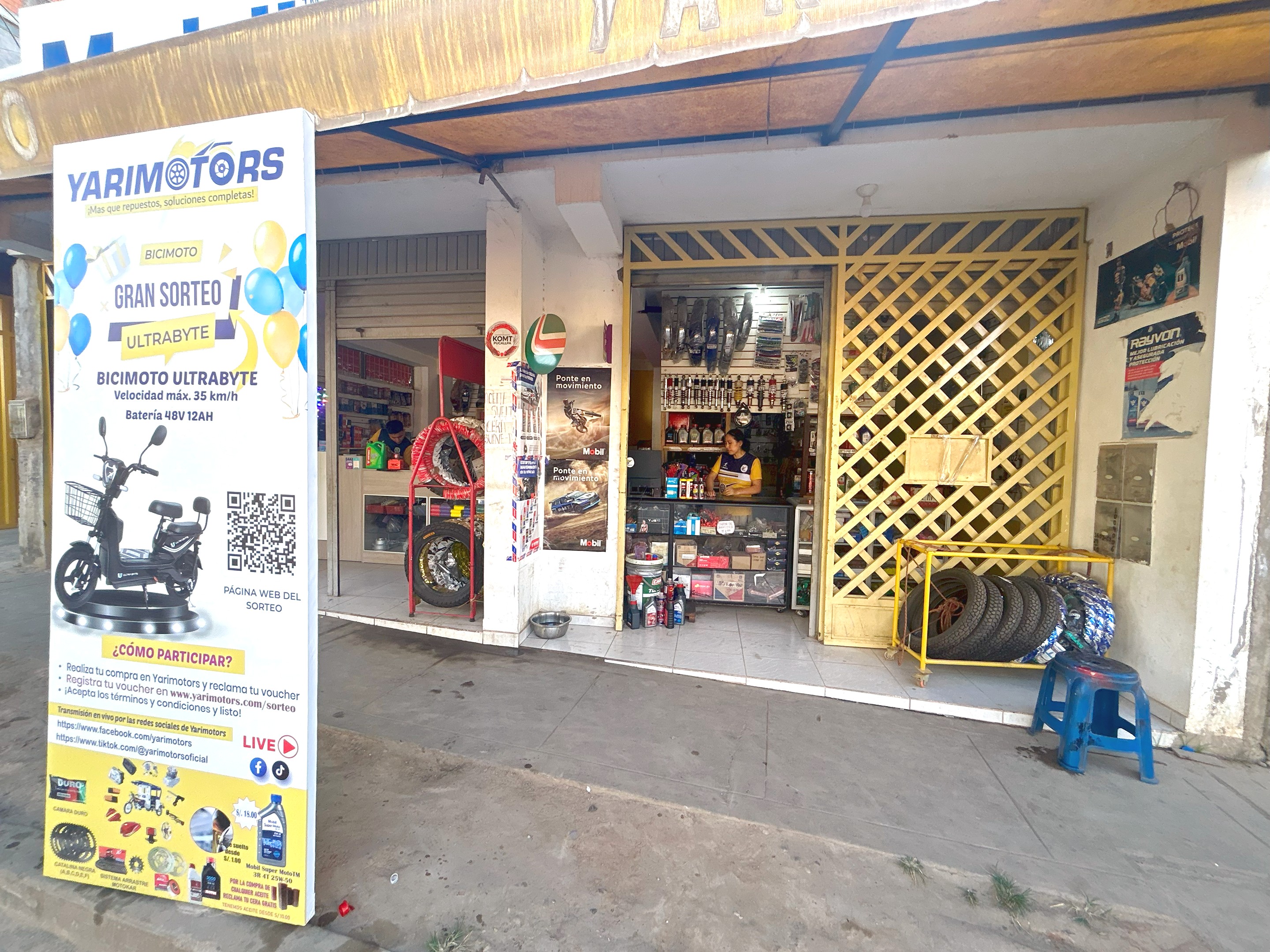 Exhibición de llantas y lubricantes